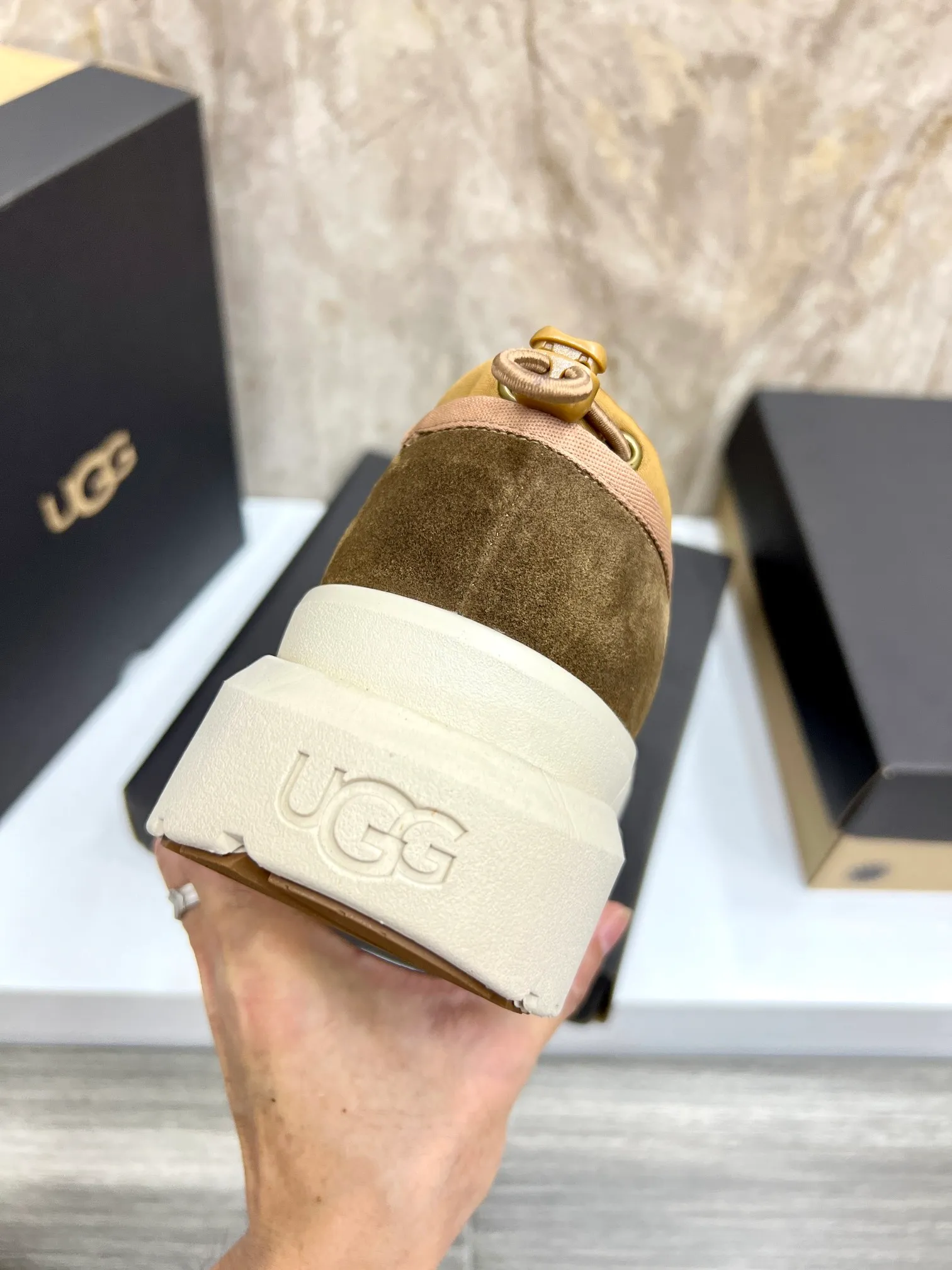 Men's men's shoes💰: 💰540💰Couple model👫 UGG Tasman Weather Hybrid one-second snow boots👢 Wang Yibo's same 👏 classic Tasman shoe is designed with environmentally friendly waterproof and snowproof material, which is both fashionable and functional. At the same time, it is paired with the new UGG Keen furry color-blocked jacket. Bright orange and maroon collide to create a new light outdoor style and open up a new travel experience in early autumn! Using the best materials, the 17mm fur-integrated surface is warmer and more breathable, and the outsole is upgraded to a lightweight and wear-resistant light wing technology outsole! Size: Women’s size 35-40 / Men’s size 38–44 (45 customized) Official website color